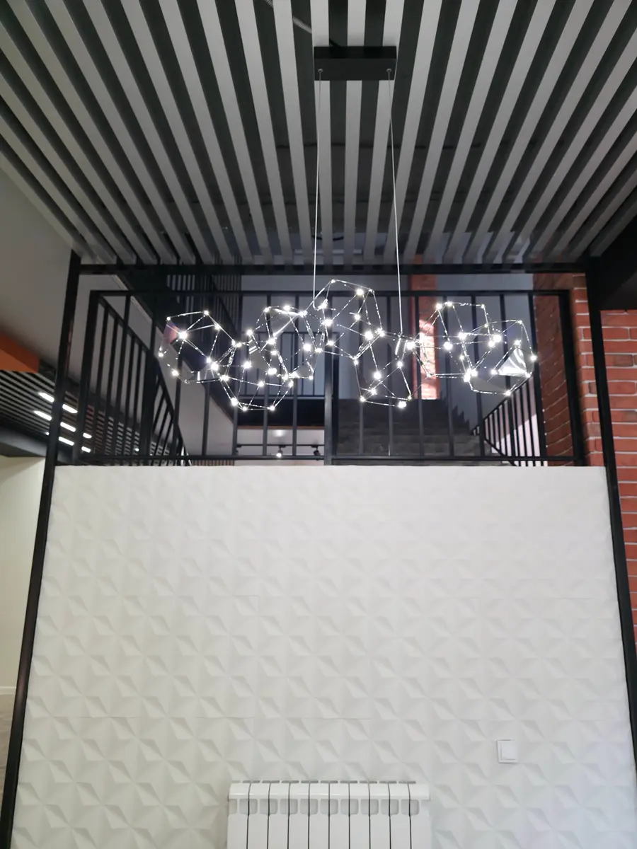 Зал с реечным потолком и подвесной люстрой